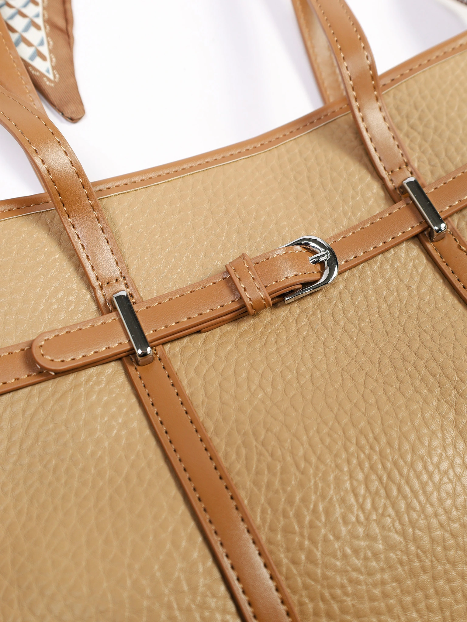 Сумка-тоут с контрастными ручками и ремешком с пряжкой в ассортименте